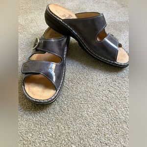 Finn Comfort Mumbai slip on black patent leather sandal stylish  10- 10.5